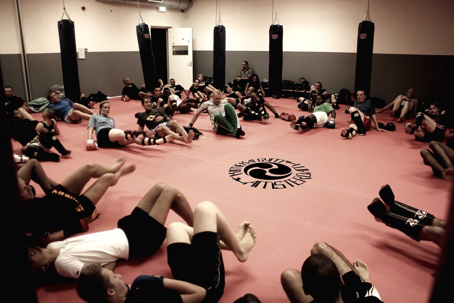 Groep sporters op de mat bij Kimekai Gym